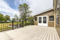 Wabamun Lakefront Getaway with additional Family Suite & Bunk House for the Kids Hotels in Parkland County