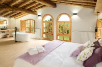 Fantástica Masía Rodeada de más de 10.000 m2 de Jardín con una Preciosa Piscina