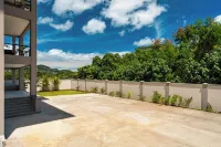 Aran Apartments - Enfys: Modern, spacious apartment at Au Cap. Hotels in Au Cap