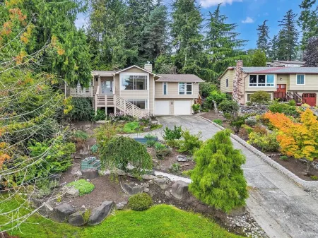 Clean and Charming Hilltop Guesthouse with 1-King bed, Central AC and Heating Отели в г. Кенмор