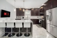 New England Traditional x Modern, 5 Bedrooms, Office, 8ppl