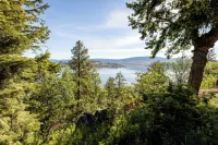 Spacious 9-bedroom house with WiFi, AC in charming Klamath Falls