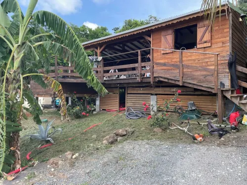 Tropic Lodge with pool and spa, sea and mountain views فنادق في Bouillante