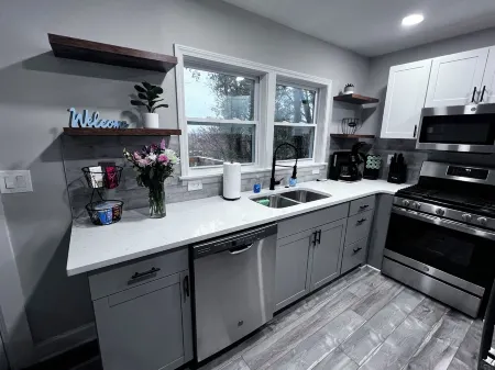 Newly renovated Hideaway 1 mile to the Marietta Square. Pet friendly!