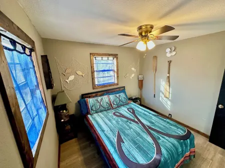 Cozy Cabin @ Sandy Lake - near rampHot tub w/shower,Boat/SBS/jet skies parking