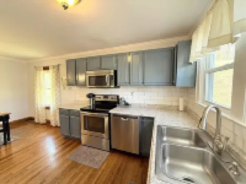 Hilltop Hideaway-charming 2 bedroom home, family friendly, WiFi , AC ,