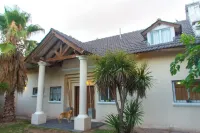 Tranquil villa with WiFi and Pool in Chacras de Coria Các khách sạn ở 