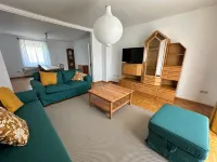 Large apartment in the center of Plön within walking distance to the lake/shops. Children's room 普倫住宿飯店