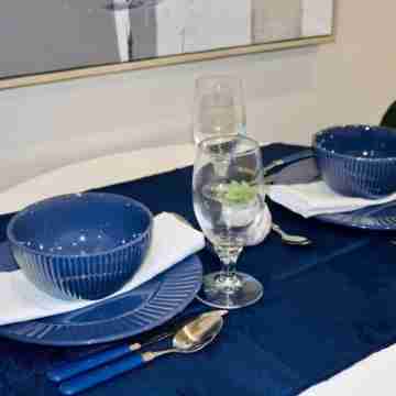 Luxurious Velvet Blue Leeds City Centre Scenic Apartment Dining/Meeting Rooms