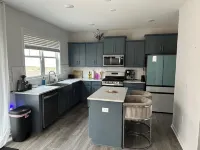 Lovely 4-bedroom home on a hill in Wake-Forest, With WiFi & air conditioning. 웨이크포레스트 호텔