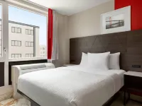 Ramada by Wyndham Brooklyn Empire Blvd Các khách sạn gần Công viên Kahuna Laguna
