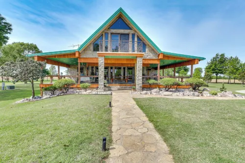 Hornersville Vacation Rental w/ Private Pond! - parking