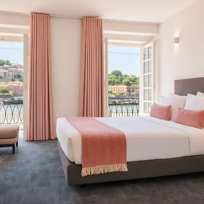 Miragaia Riverside Suites. Отели рядом с достопримечательностью «Издательство Porto Editora»