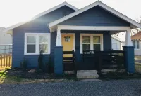 Beautifully remodeled Bungalow steps away from Historic Route 66 and SNU Hotels in Bethany