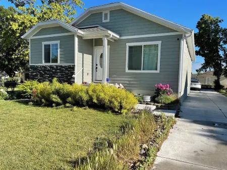 Mountain & City Getaway: 6BR, 2 Kitchens, 3 Bathrm