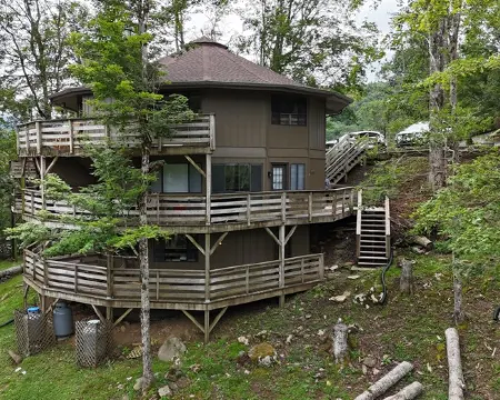 Herman's Hideaway: Remodeled Sugar Mountain Condo, Steps to the Slopes! Hotels in Avery County