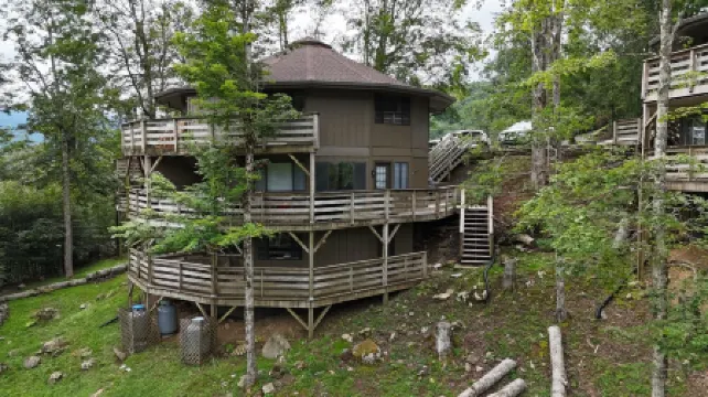 Herman's Hideaway: Remodeled Sugar Mountain Condo, Steps to the Slopes!