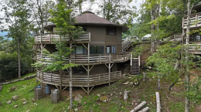 Herman's Hideaway: Remodeled Sugar Mountain Condo, Steps to the Slopes!