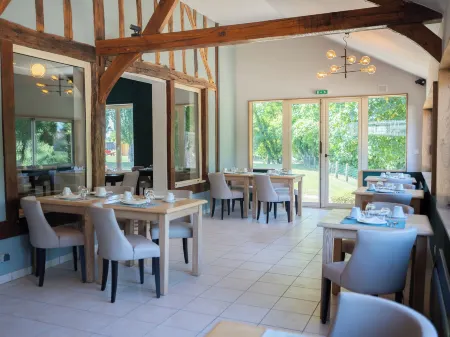 Logis Hôtel-Restaurant Domaine de Montecristo Отели в г. Ле-Рисе