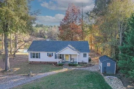 Peaceful Pet Friendly 3BR 2BA Cottage w/ dock!