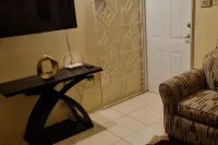 2-Bed Sleeps 4 Private Garden Parking