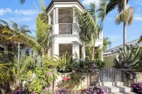 Seventh & Shore Stylish Seal Beach Home w/ Elevator, Fireplace + Bold Design - Wifi