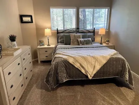 Bright and Cozy Cabin in Blue Lake Springs