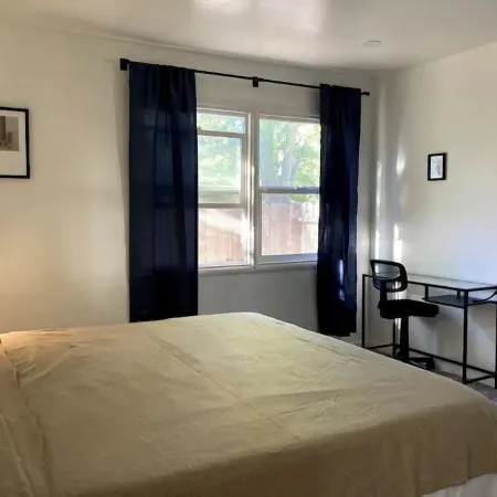 2 Bed Near Doctors Hospital: Beautiful, Sunny, New
