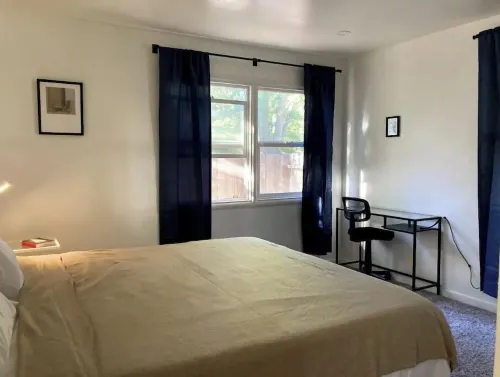 2 Bed Near Doctors Hospital: Beautiful, Sunny, New