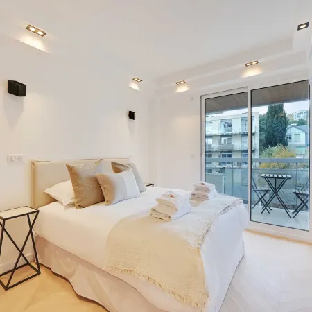 Charming Apt with AC & balcony