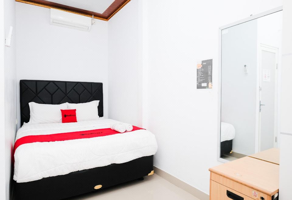 RedDoorz Syariah Near Stasiun Wates - Housity
