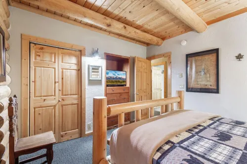 30 minutes to Yellowstone Stillwood Cabin Retreat with Hot Tub and Fire Table