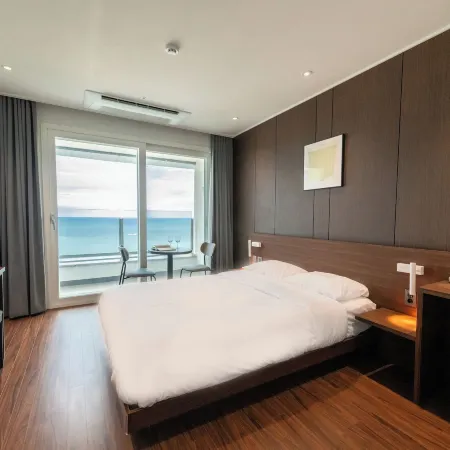 More than Sokcho beach hotel Отели рядом с достопримечательностью «Daepohang Port»