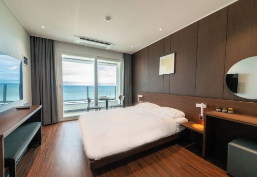 모어댄 속초 해변점 근처의 속초 거리 풍경