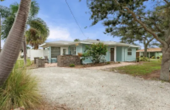 Updated Beach House.  Walk to Beach, Shop, Waterfront Dining 2 Bed 1 Bath 諾科米斯酒店