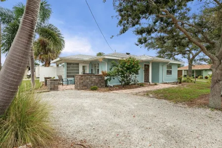Updated Beach House.  Walk to Beach, Shop, Waterfront Dining 2 Bed 1 Bath Отели рядом с достопримечательностью «Venice Myakka River Park»