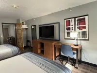 AmericInn by Wyndham Galesburg - parking