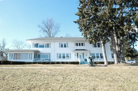 Scenic 2 bed, 1.5 bath condo with river views on St. Clair River - U2