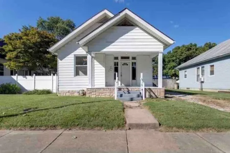 Abode à la Mode | Centrally Located 2BR/1BA Home / Fast wifi/Close to everything