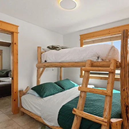 Ponderosa Paradise - NEW w/ King Bed! Pets OKAY