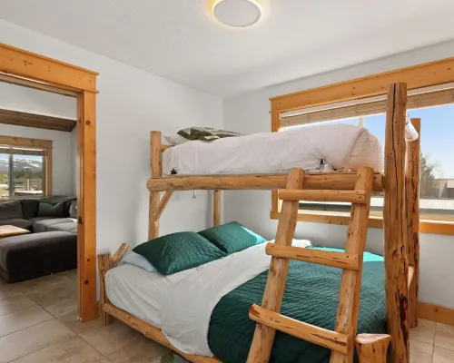 Ponderosa Paradise - NEW w/ King Bed! Pets OKAY โรงแรมในแมคคอล