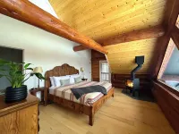 Mountainside Log Cabin on Caribou Lake