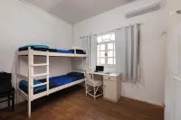 Onça da Praia Hostel