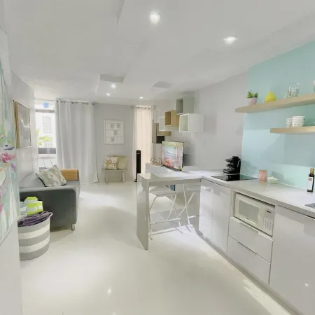 Stunning Studio w balcony for 2, 1 Queen Bed,1 Bathroom 5 mins to the beach