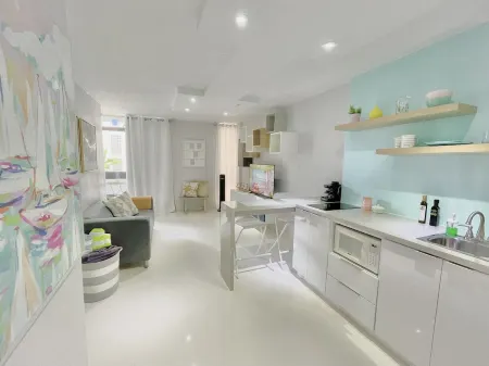 Stunning Studio w balcony for 2, 1 Queen Bed,1 Bathroom 5 mins to the beach