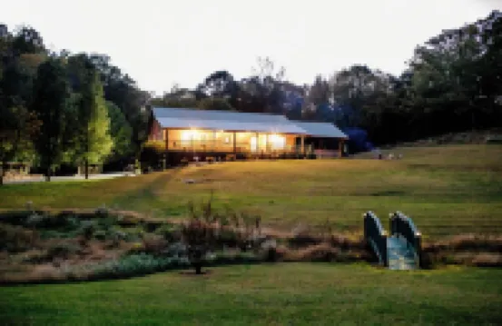 Bridgeview Bend - Charming 3-bedroom house with spacious yard and seasonal creek