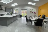 4 Bed House Sleeps 8 - Enclosed Garden - Parking - Park Yeri