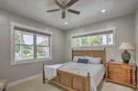 < 1 Mi to Dtwn Ludington: Bright Lower-Level Unit - parkir