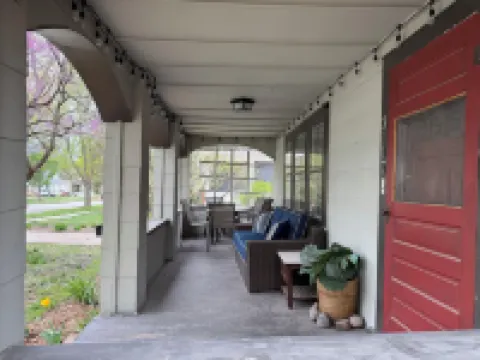 Spacious 4-bedroom house central to Des Moines near Drake Univ. Fenced yard