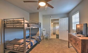 1/2 Mi to Beach: Convenient Retreat in Galveston!